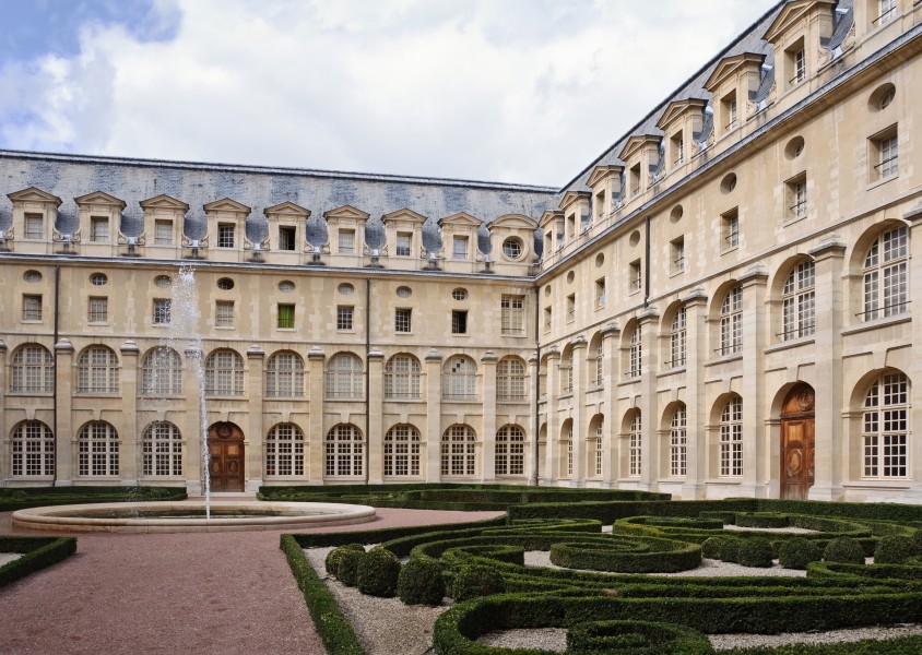 Ancienne abbaye Val-de-Grace cloitre jardin
