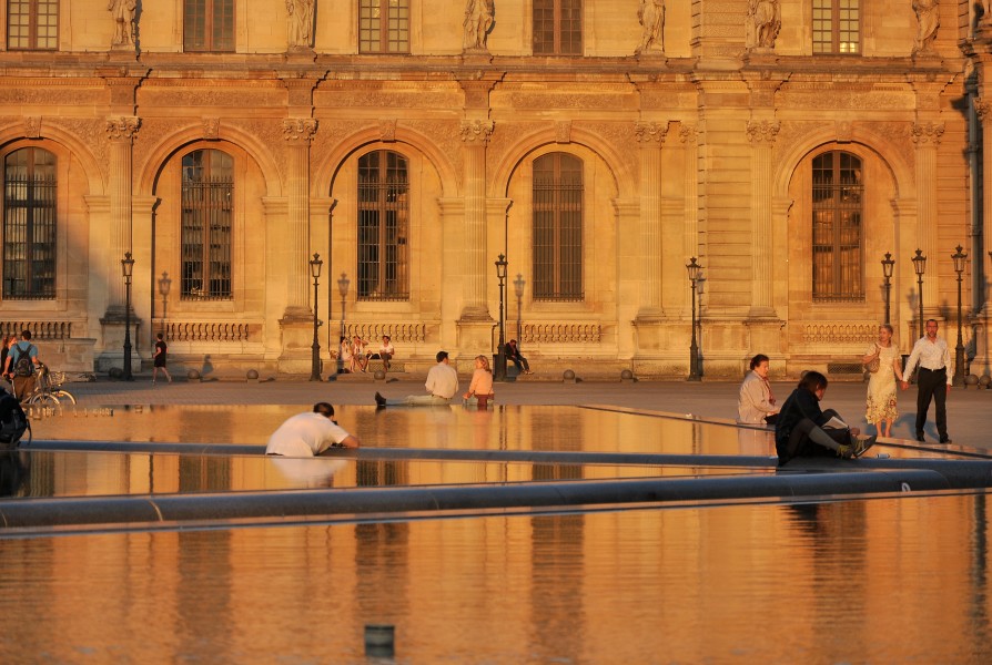 Cour Napoléon du Palais du Louvre 005
