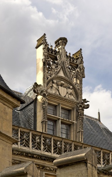 Fenêtre meneaux hôtel Cluny