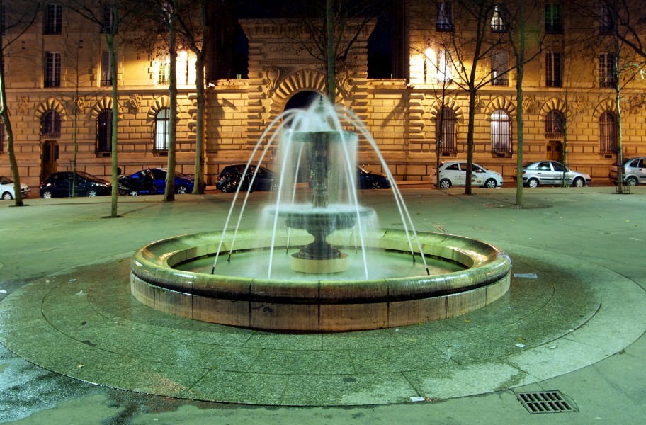 Fontaine nuit place monge