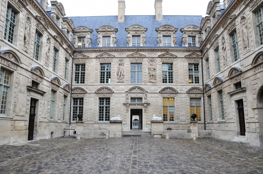 Hôtel de Sully, cour intérieure