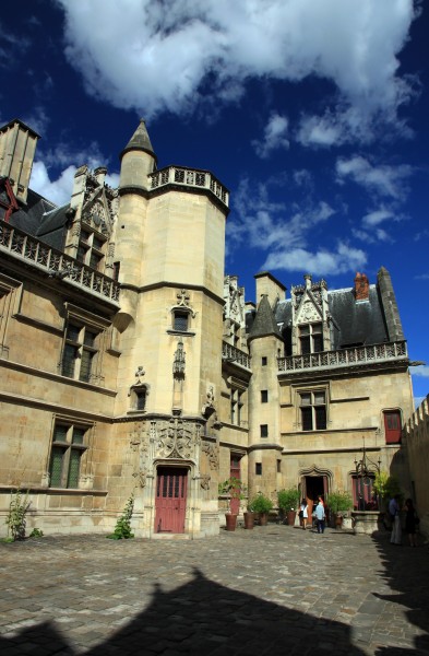 Hotel de cluny entrance