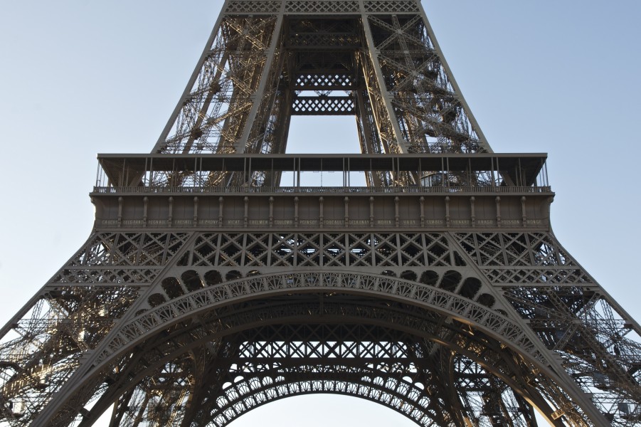 Tour Eiffel 1er étage vu du Champ de Mars
