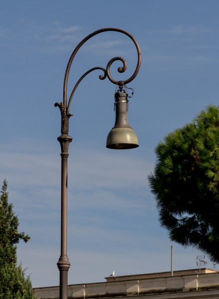 Rome (Italy), street light -- 2013 -- 4