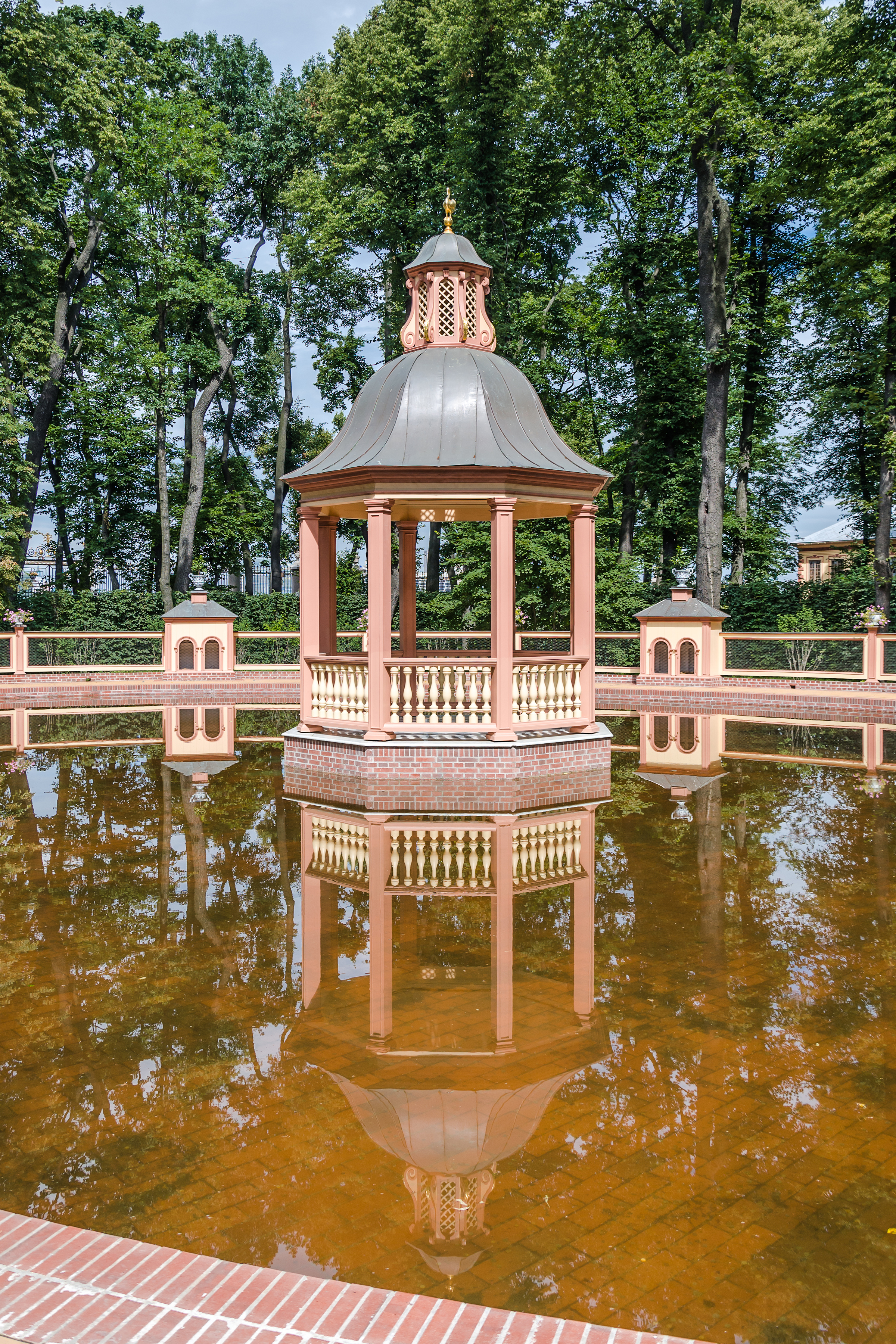 Pond de Ménagerie in Summer garden