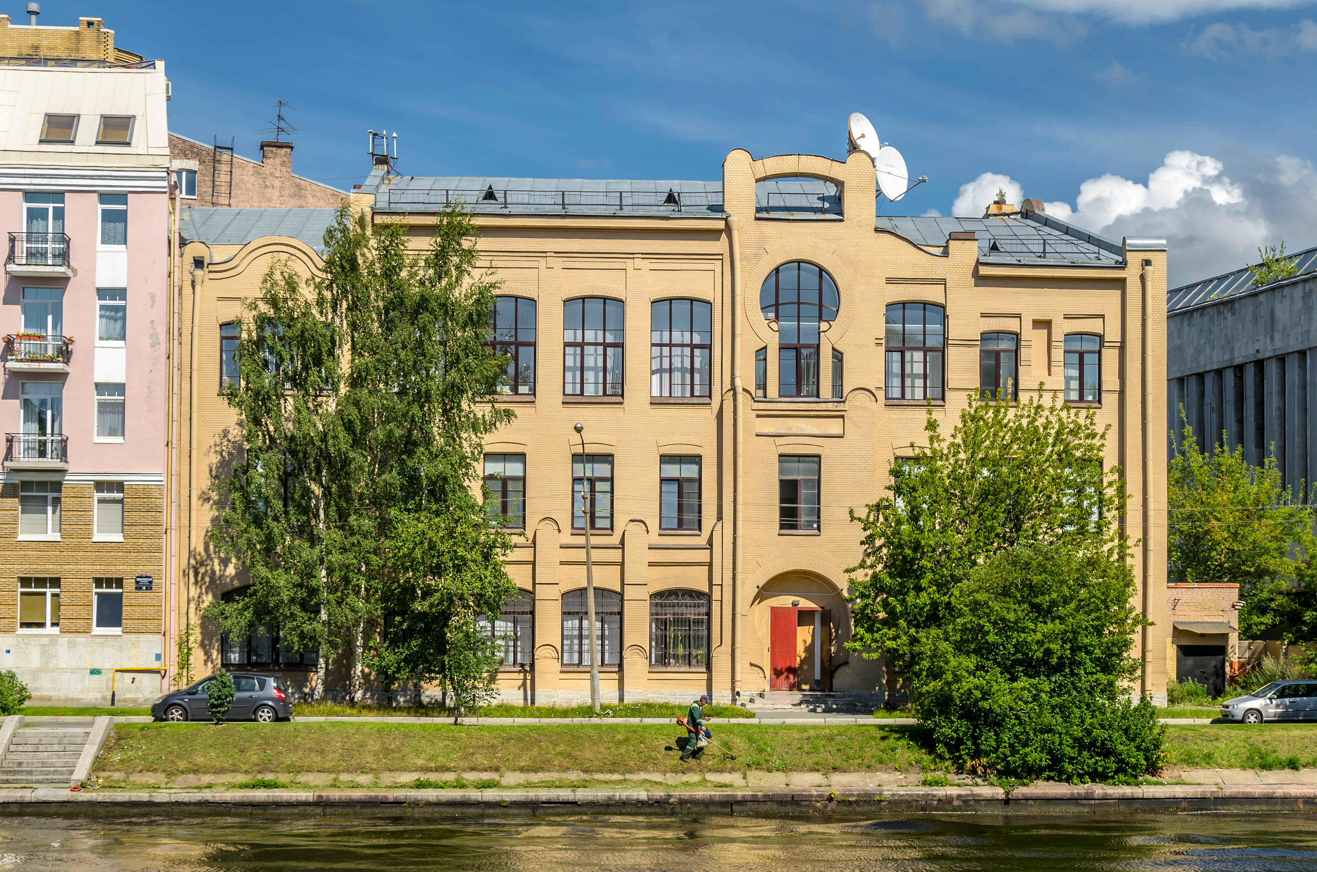 Zhdanovskaya Embankment 8