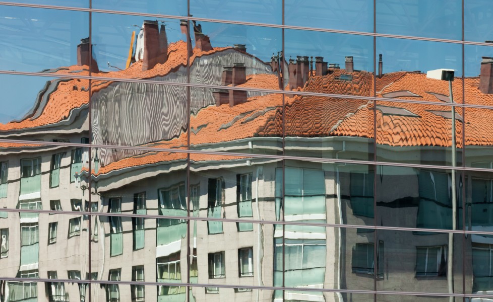 Reflexos nos cristais de El Corte Inglés. Rúa do Restollal. Santiago. Galiza