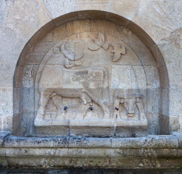 Relevo na fonte da praza de abastos. Santiago de Compostela