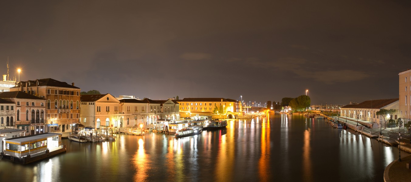 Canal Grande ovest vista notturana dal Ponte della Costituzione Venezia