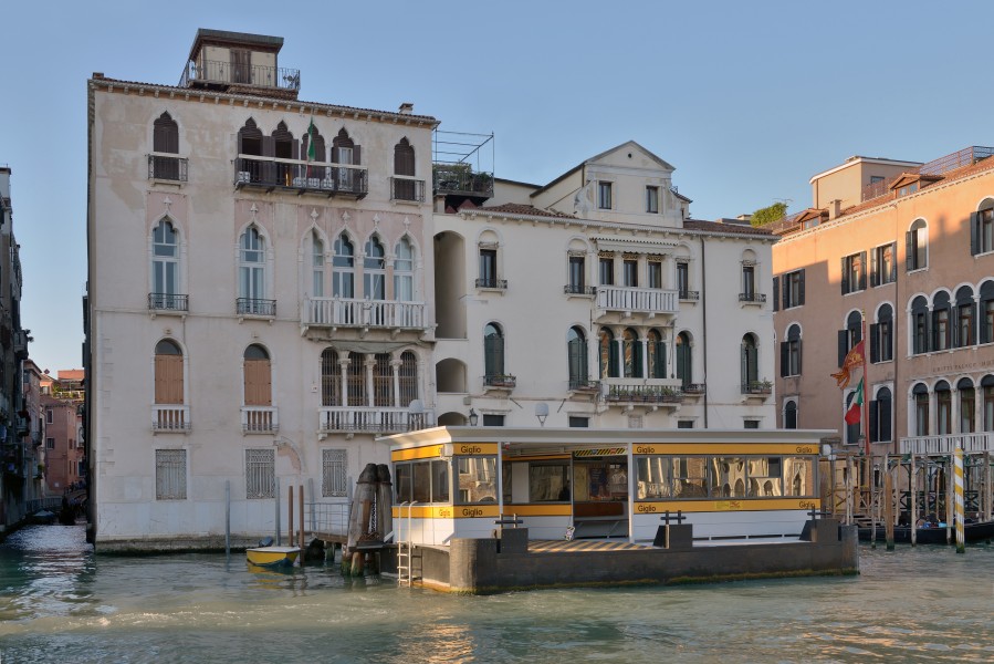 Fermata del vaporetto Giglio Canal Grande Venezia
