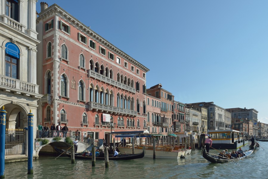 Palazzo Bembo e riva sinistra del Canal Grande Venezia