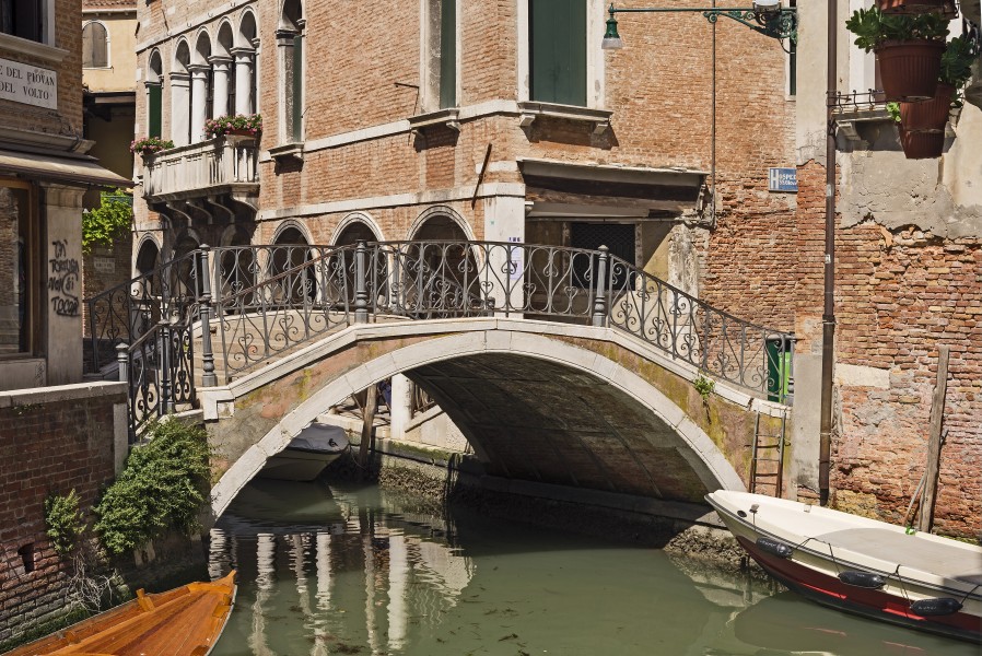 Ponte del Piovan o del Volto (Venice)