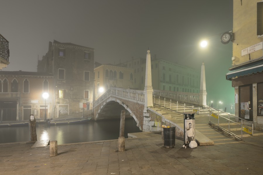 Ponte delle Guglie di notte con nebbia