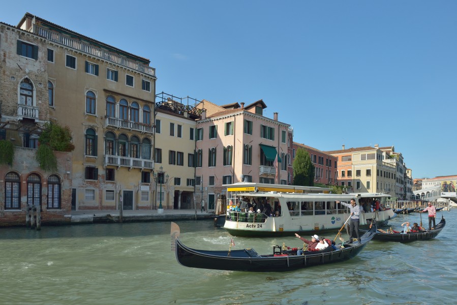 Pontile Vaporetto San Silvestro Canal Grande Venezia