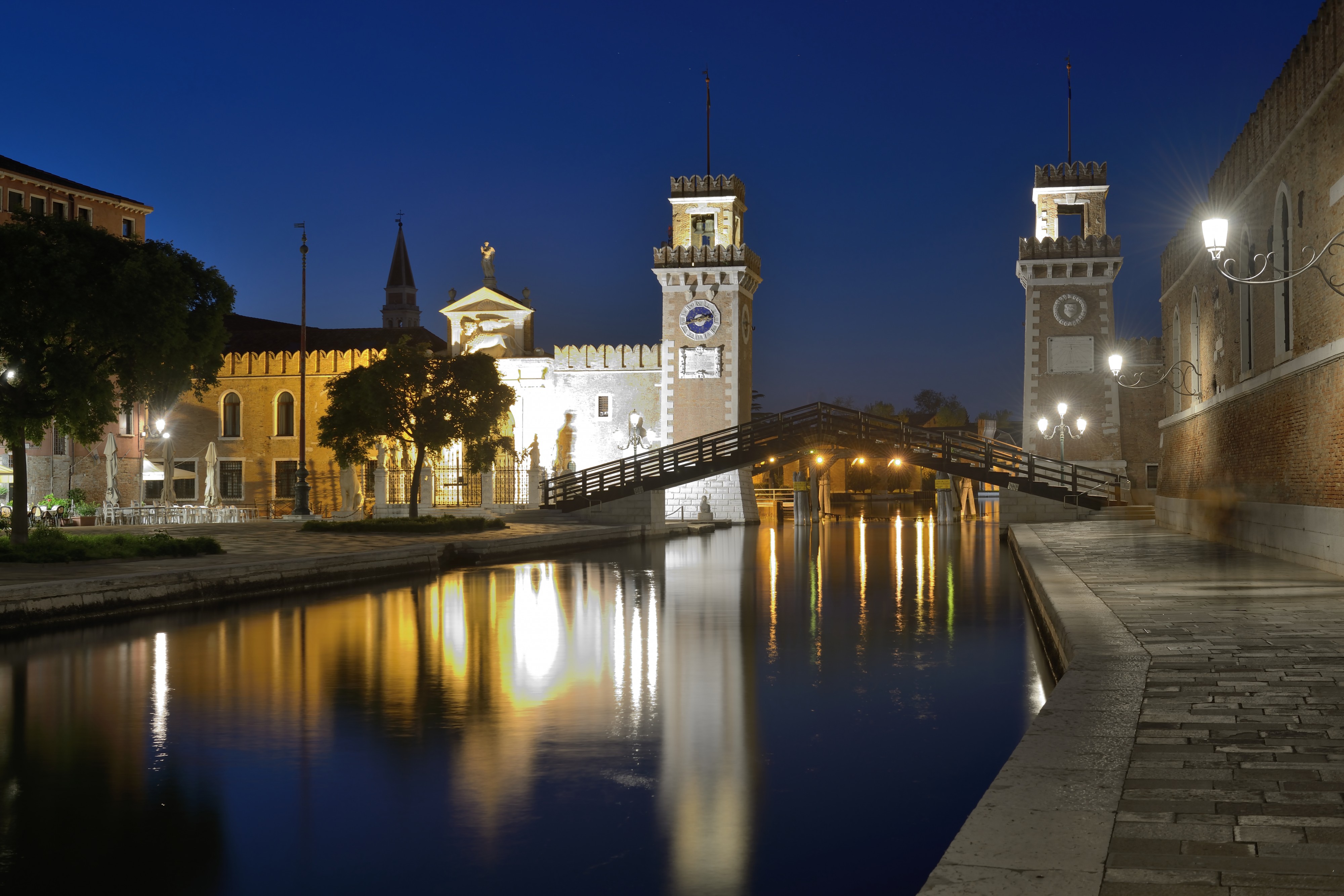 Arsenale ingresso Venezia notte