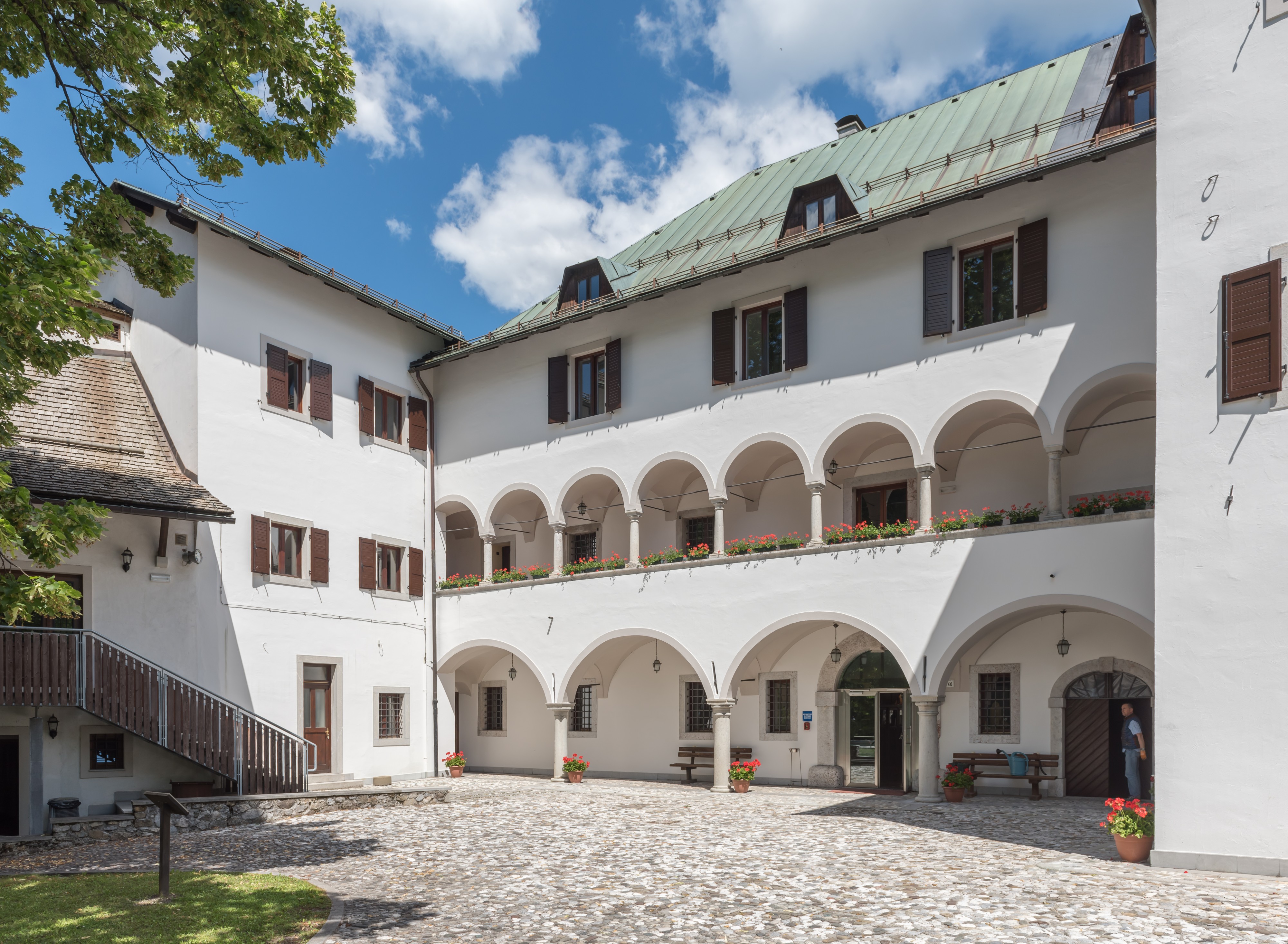Malborghetto Via Bamberga Palazzo Veneziano arcate 26062015 5559