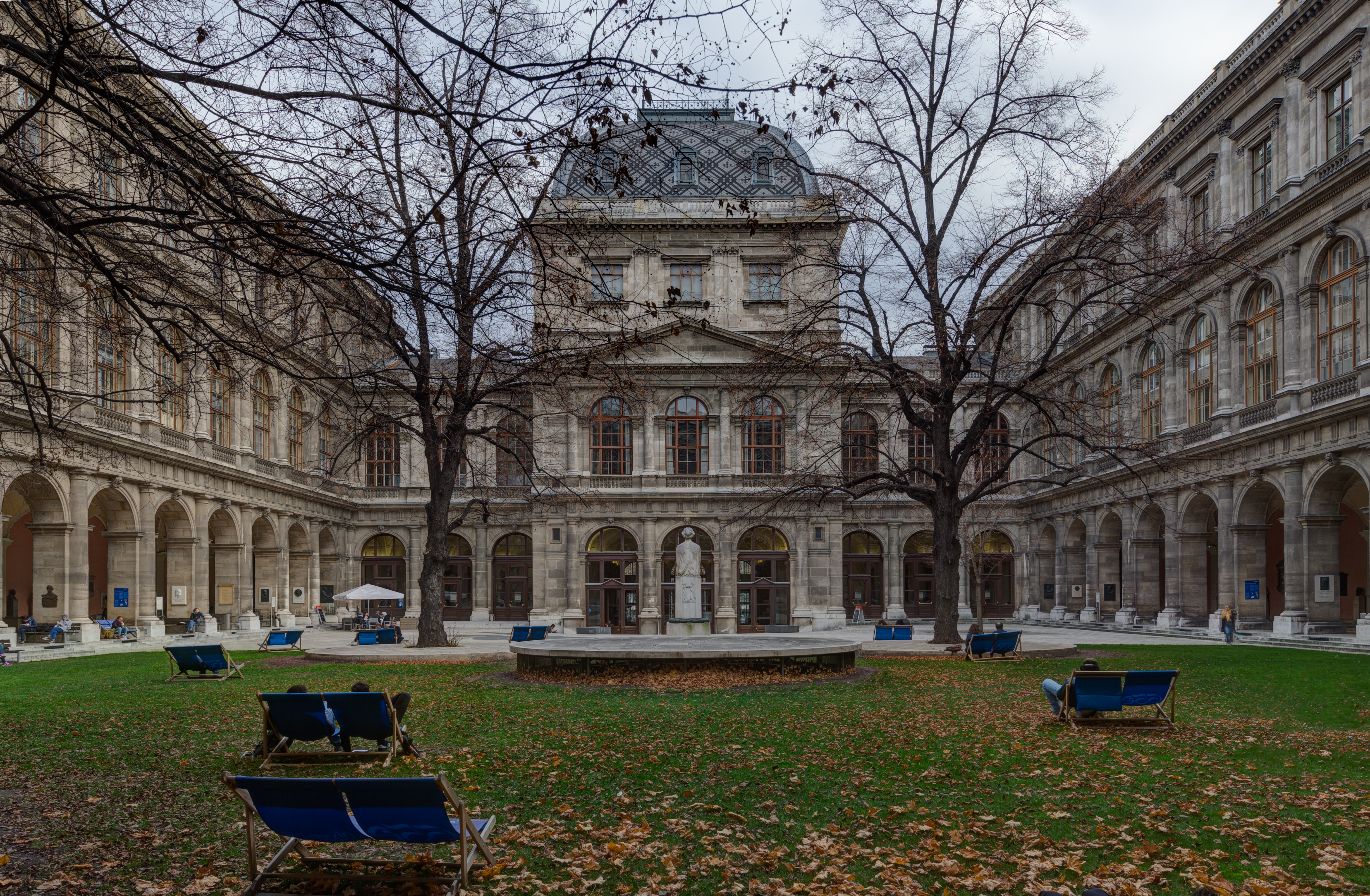 Arkadenhof der Universtät Wien-1224-Bearbeitet-Bearbeitet