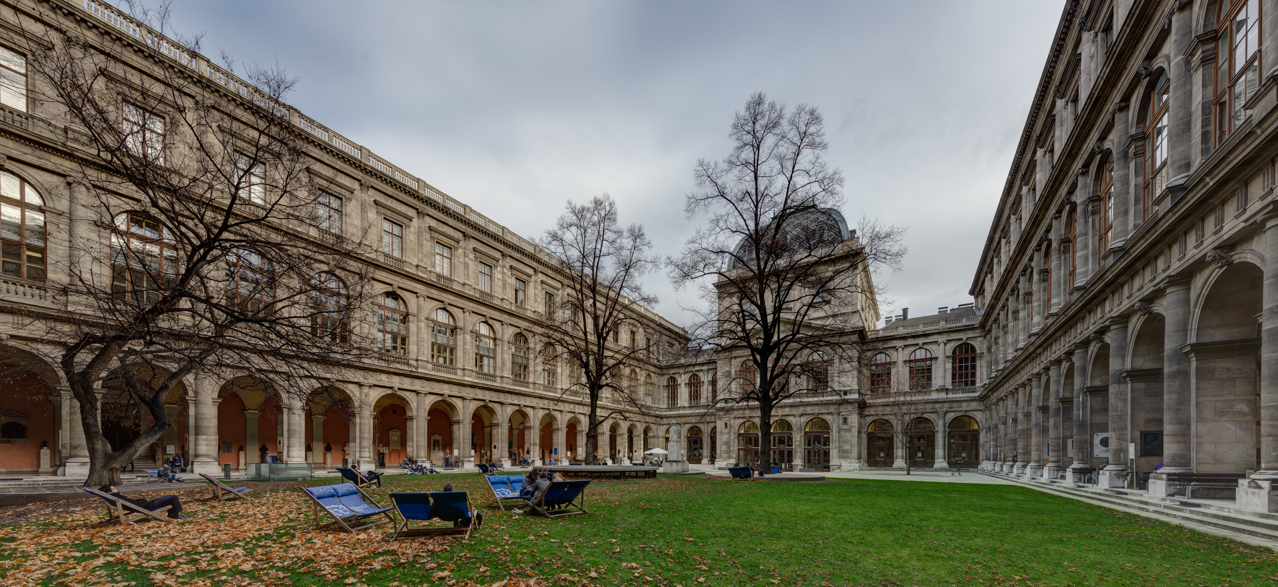 Arkadenhof der Universtät Wien-2 1200