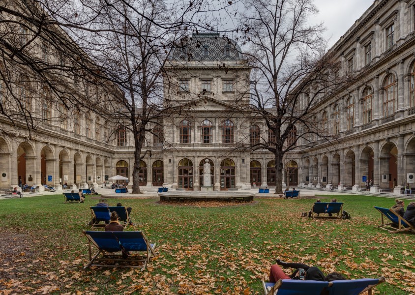 Arkadenhof der Universtät Wien-1230-Bearbeitet