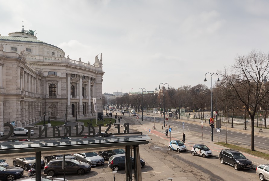 Blick von der Bel Etage des Café Landtmann auf das Burgtheater und den Universitätsring-0737