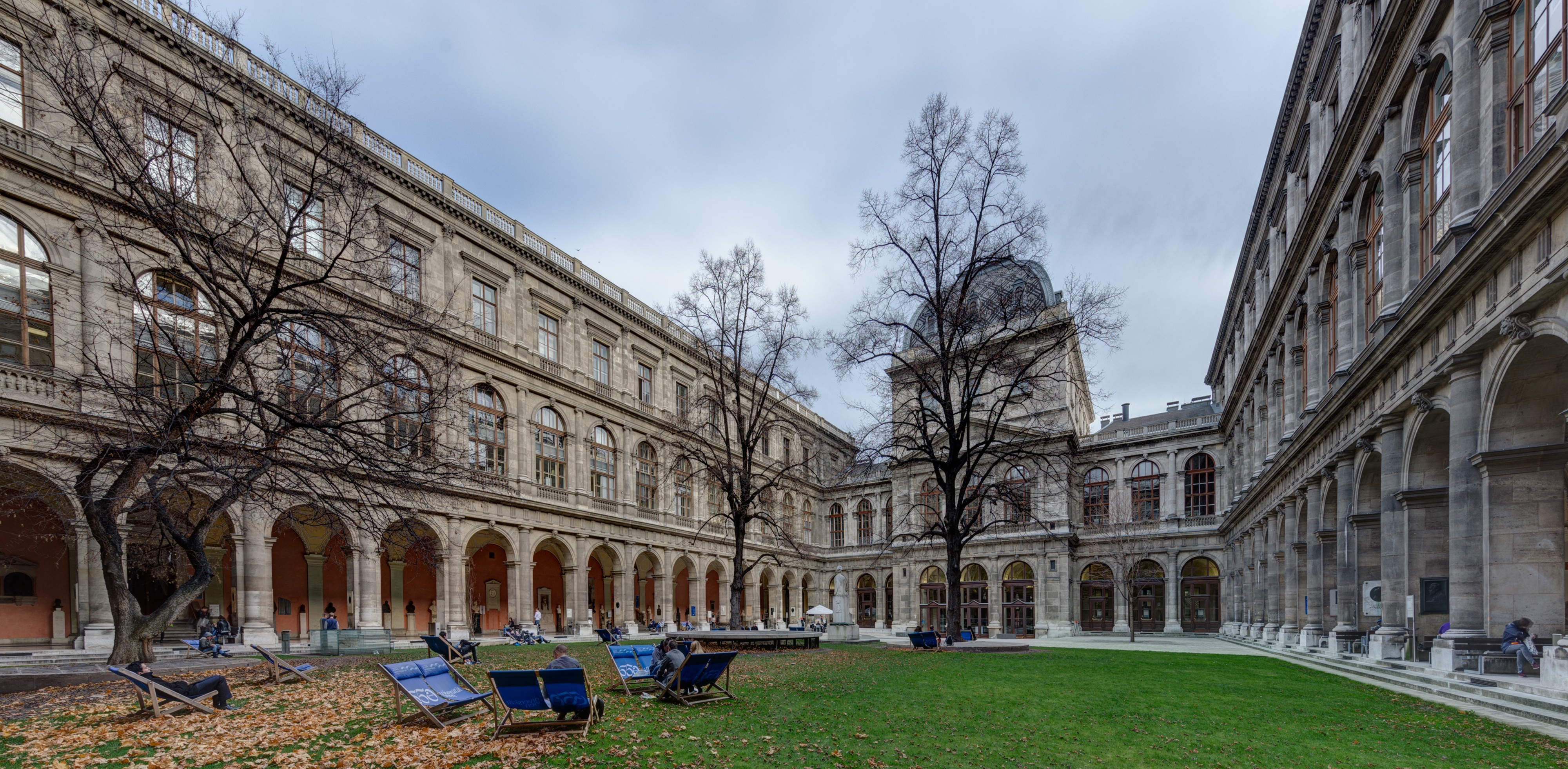 Arkadenhof der Universtät Wien-1201-Bearbeitet