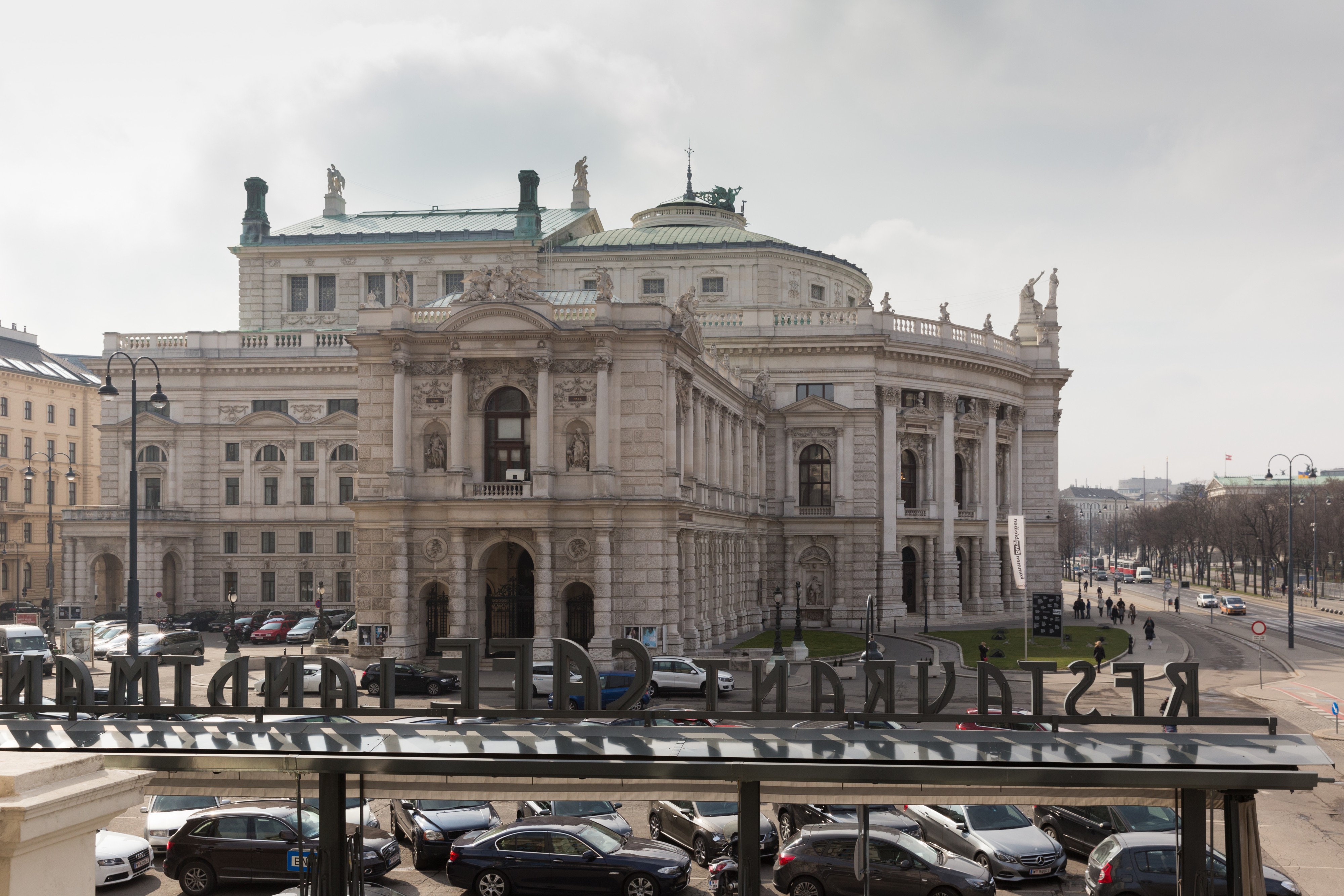 Blick von der Bel Etage des Café Landtmann auf das Burgtheater und den Universitätsring-0736