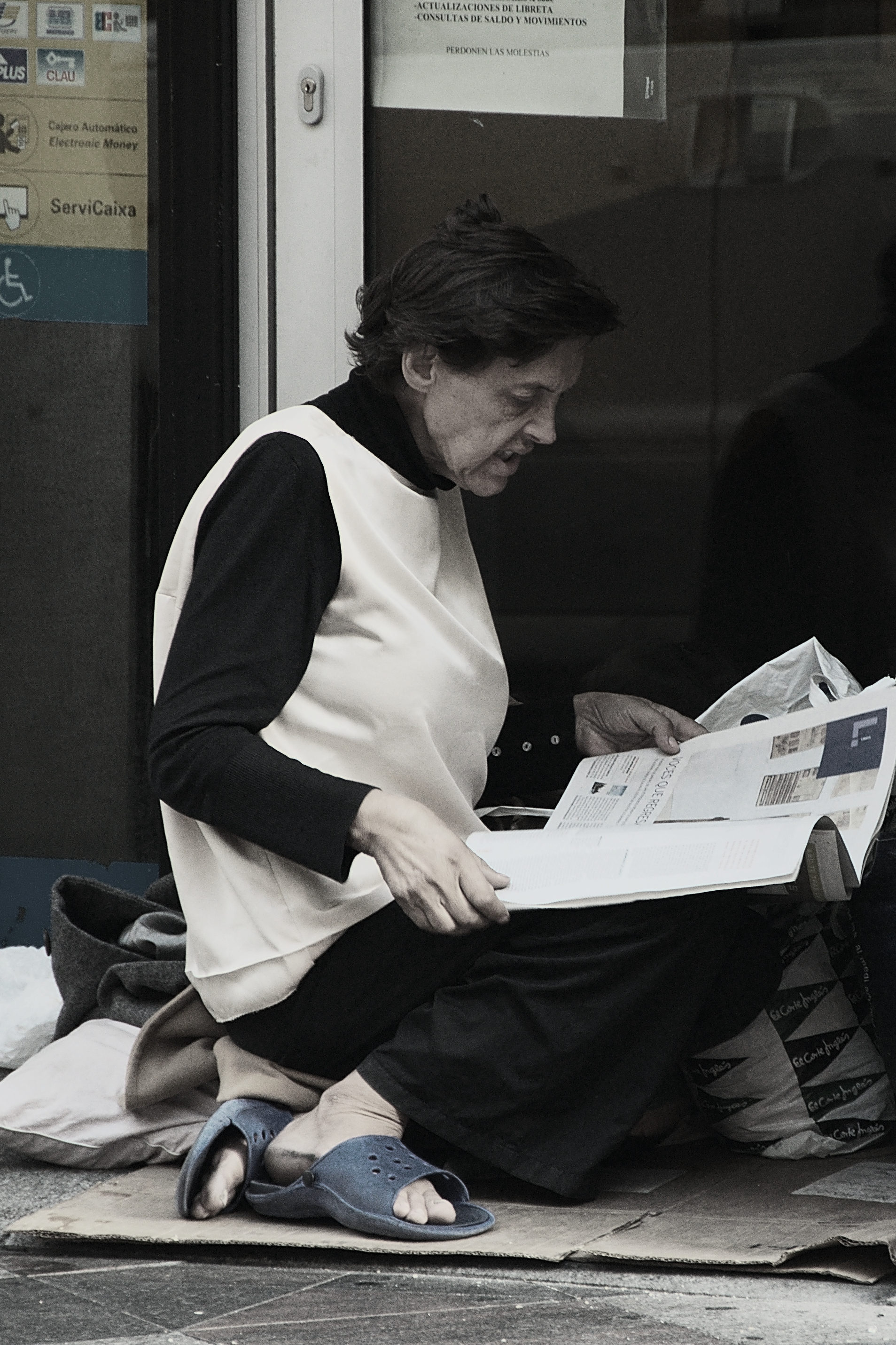 2009 reading newspaper Madrid 4197683332