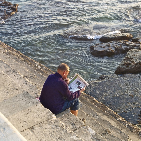 2011 reading newspaper Portugal 6560473297