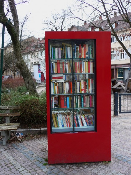 Roter Bücherschrank Lidellplatz KA