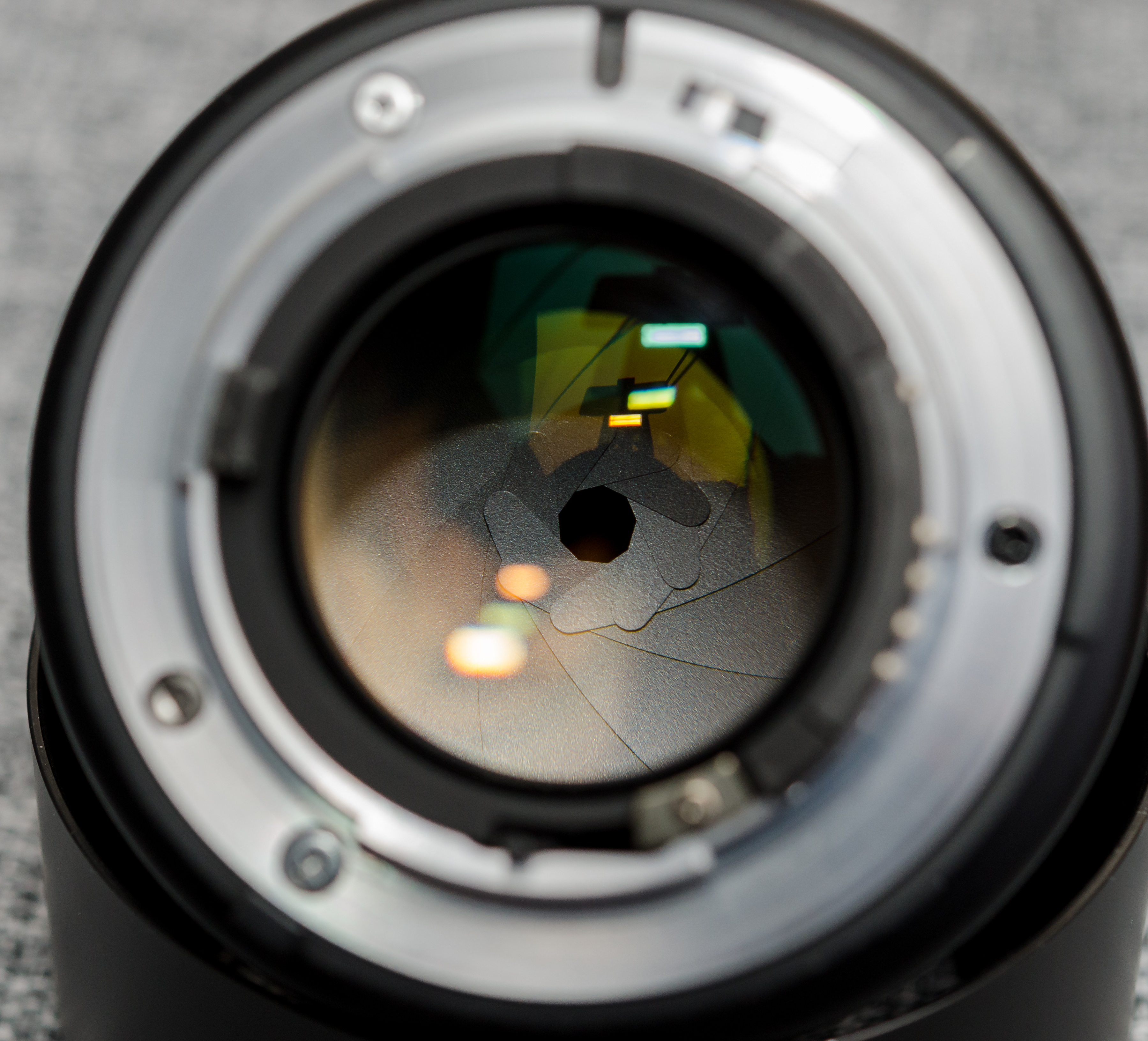 85mm-1.8-AF-D-diaphragm-blades