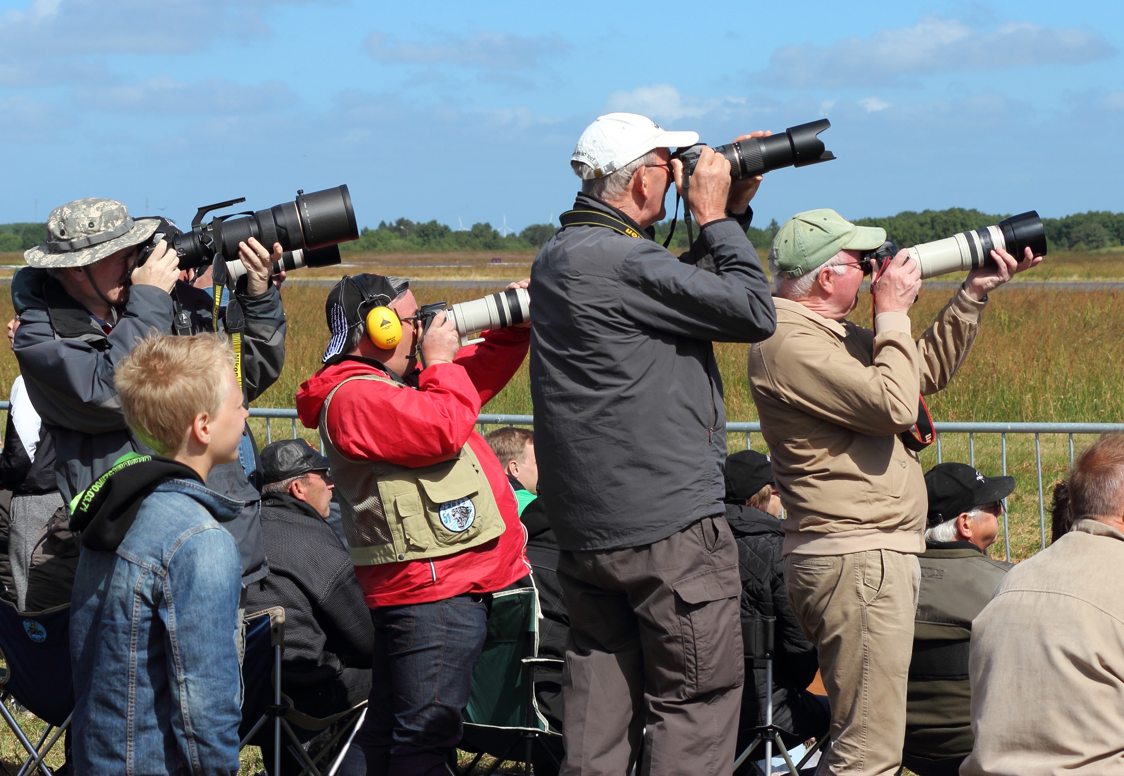 Aircraft spotters at Danish Airshow 2014-06-22 cropped