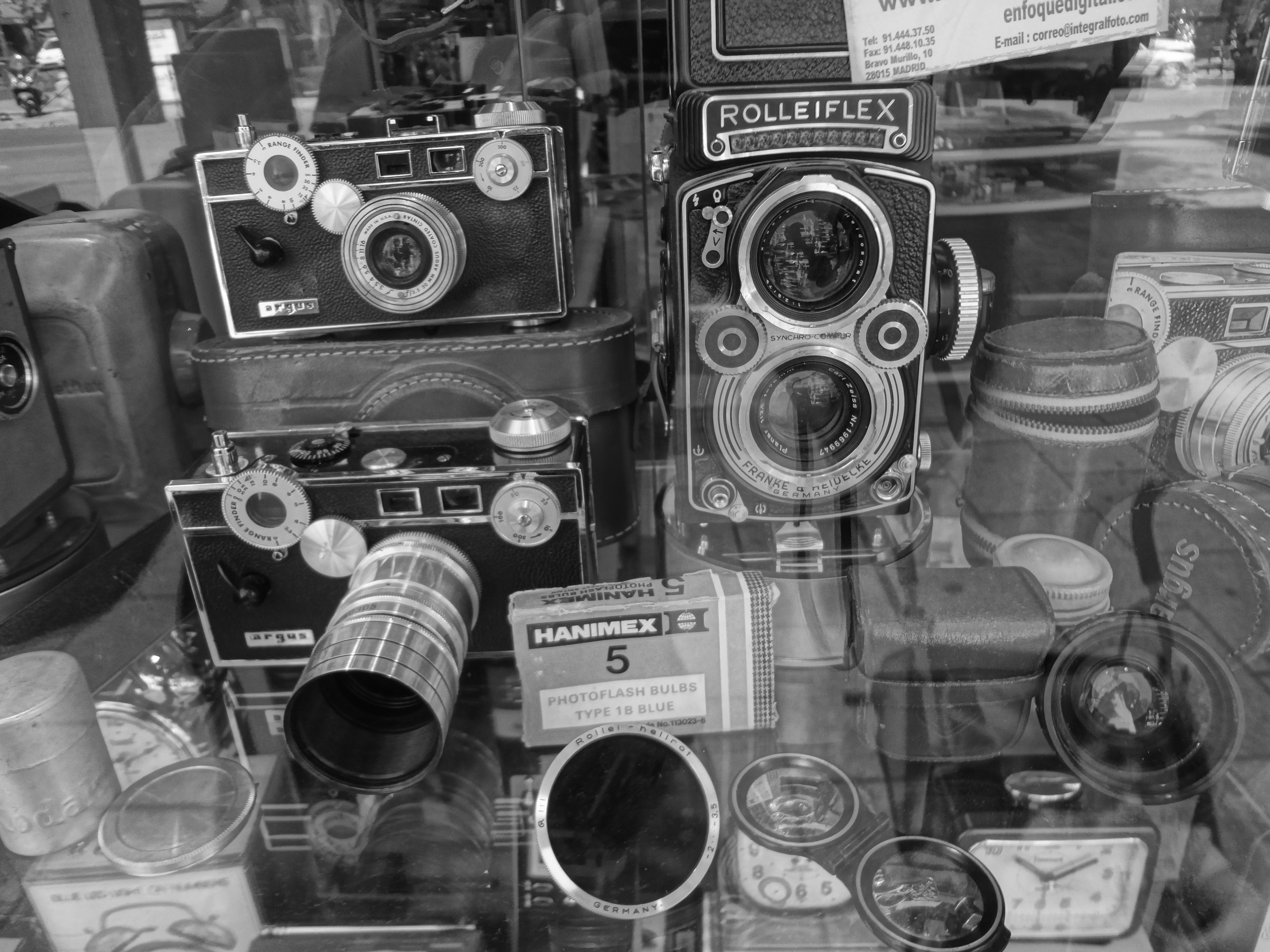 Antique Rolleiflex and other cameras for sale in Madrid, Spain