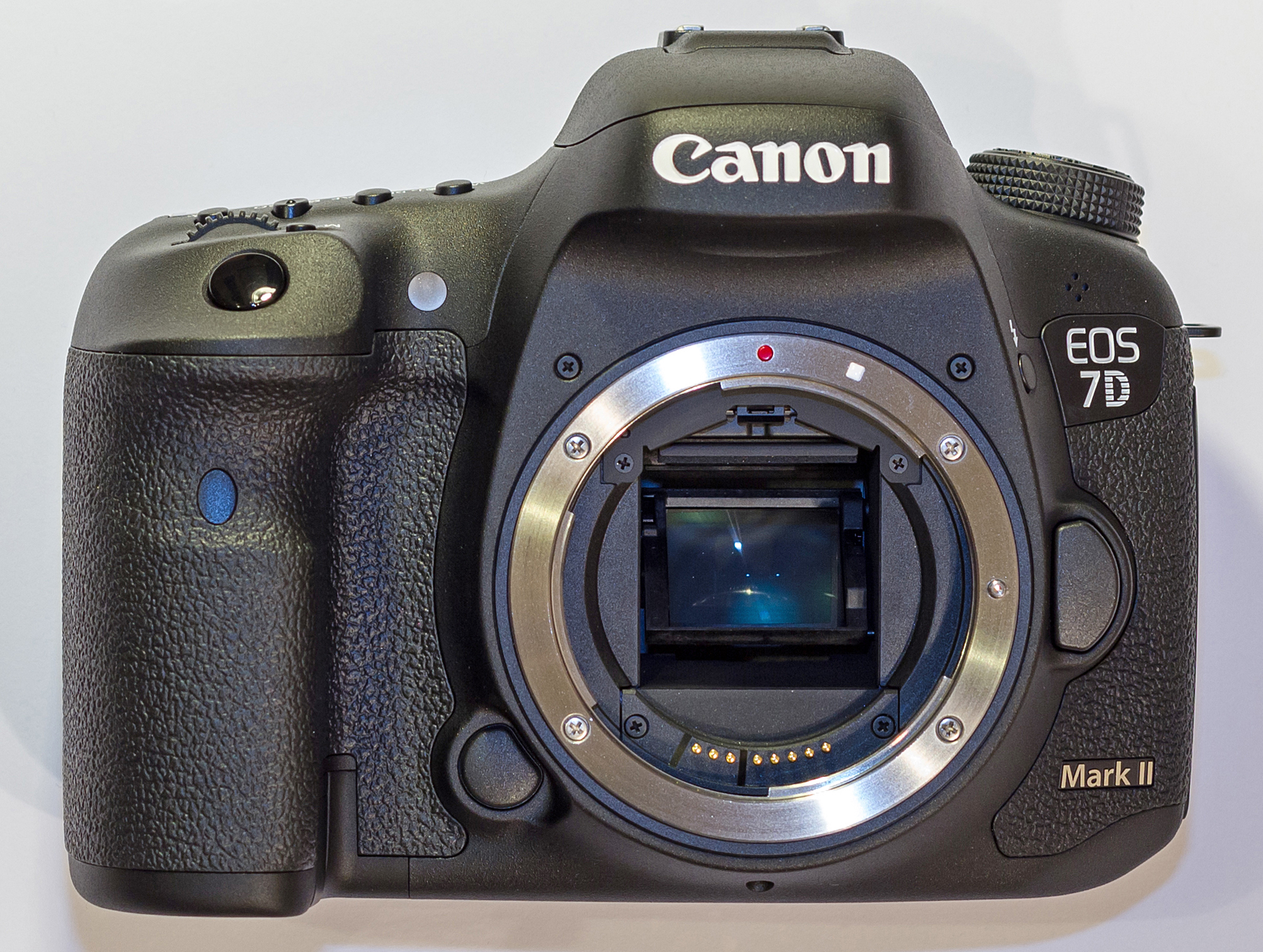 Jan2015 Canon EOS 7D Mark II Body-Crop