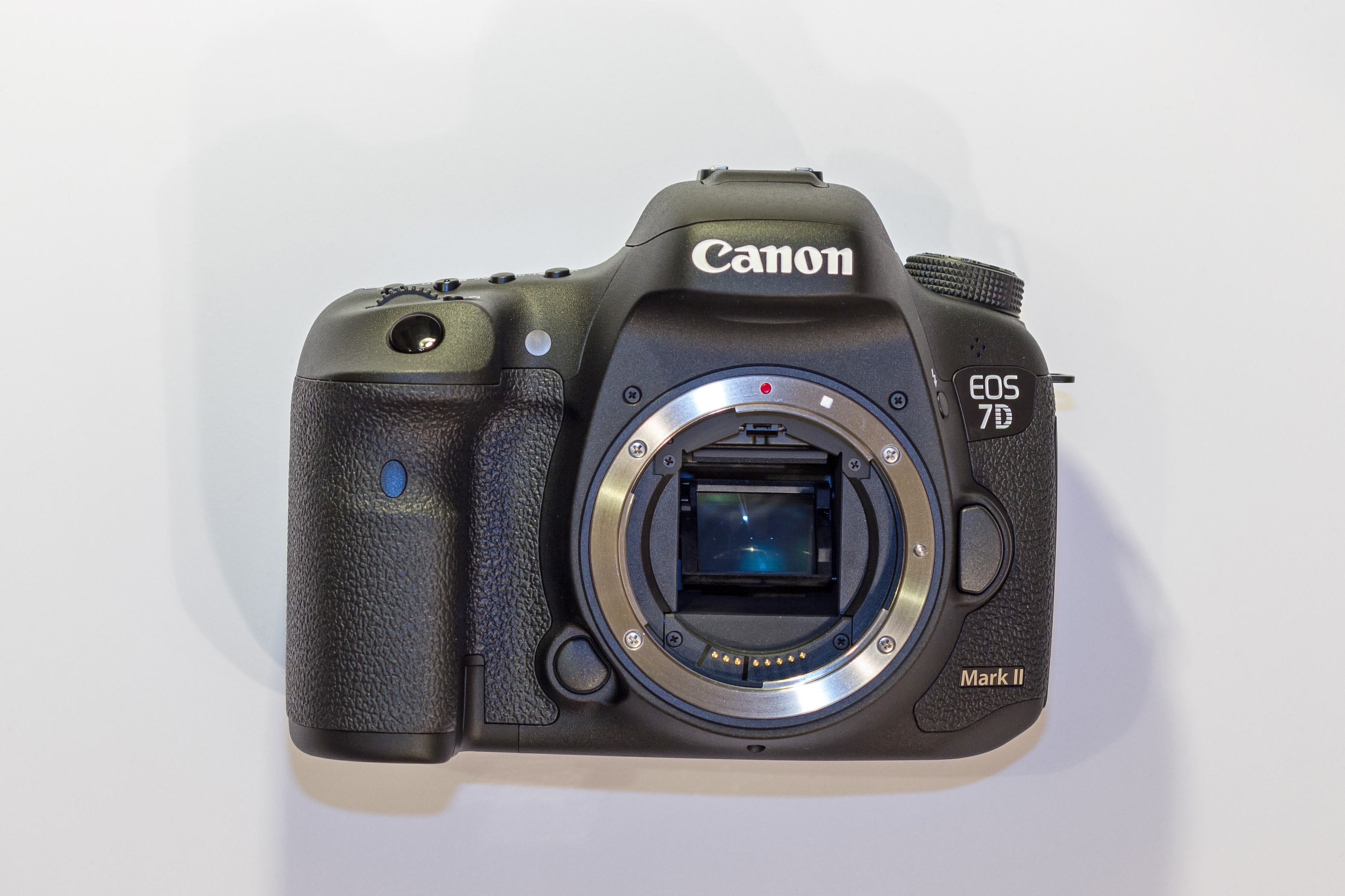 Jan2015 Canon EOS 7D Mark II Body02