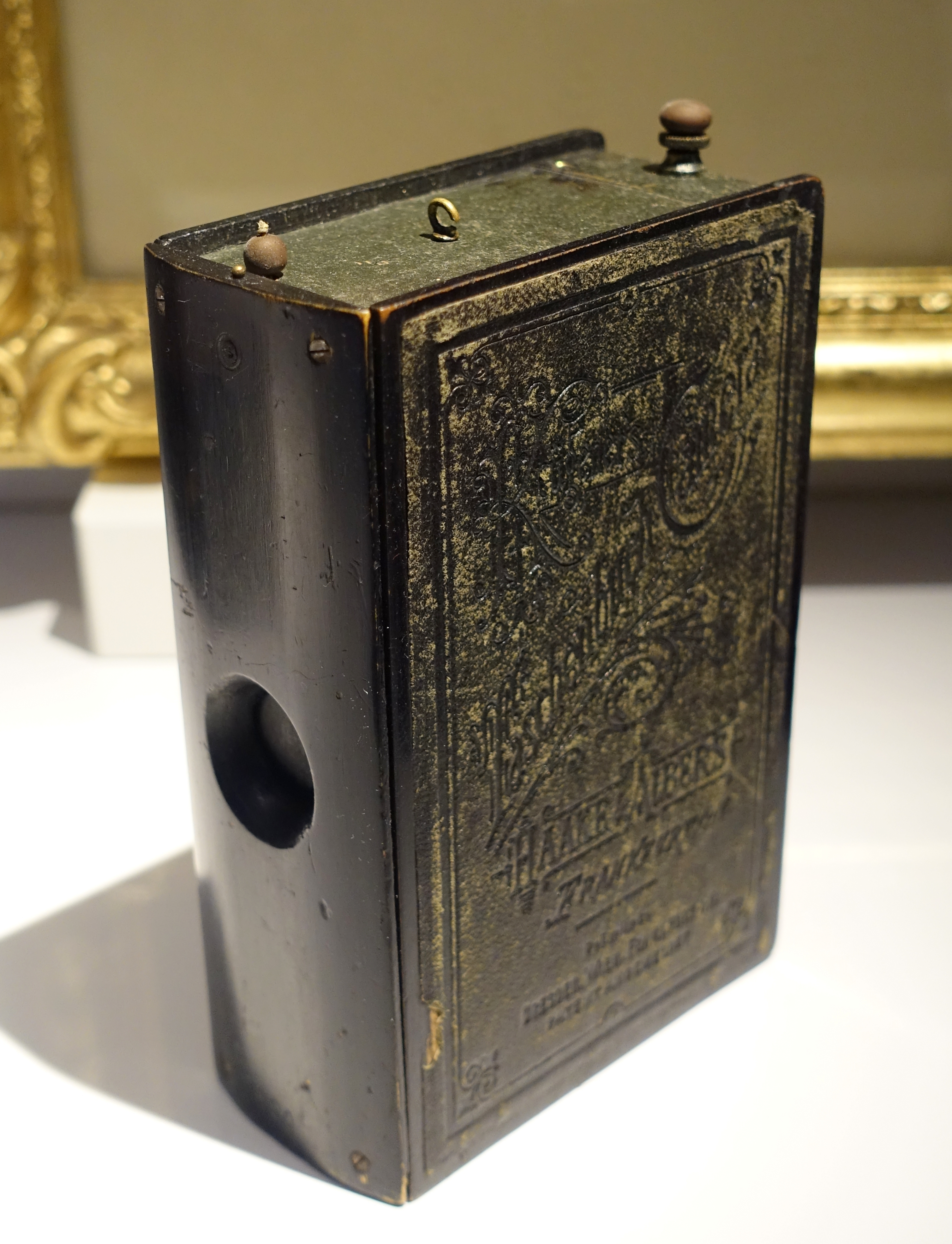 Krugener's Taschenbuch, detective's box camera in form of a hymn book, 1895-1905 AD, TM16444 - Tekniska museet - Stockholm, Sweden - DSC01434