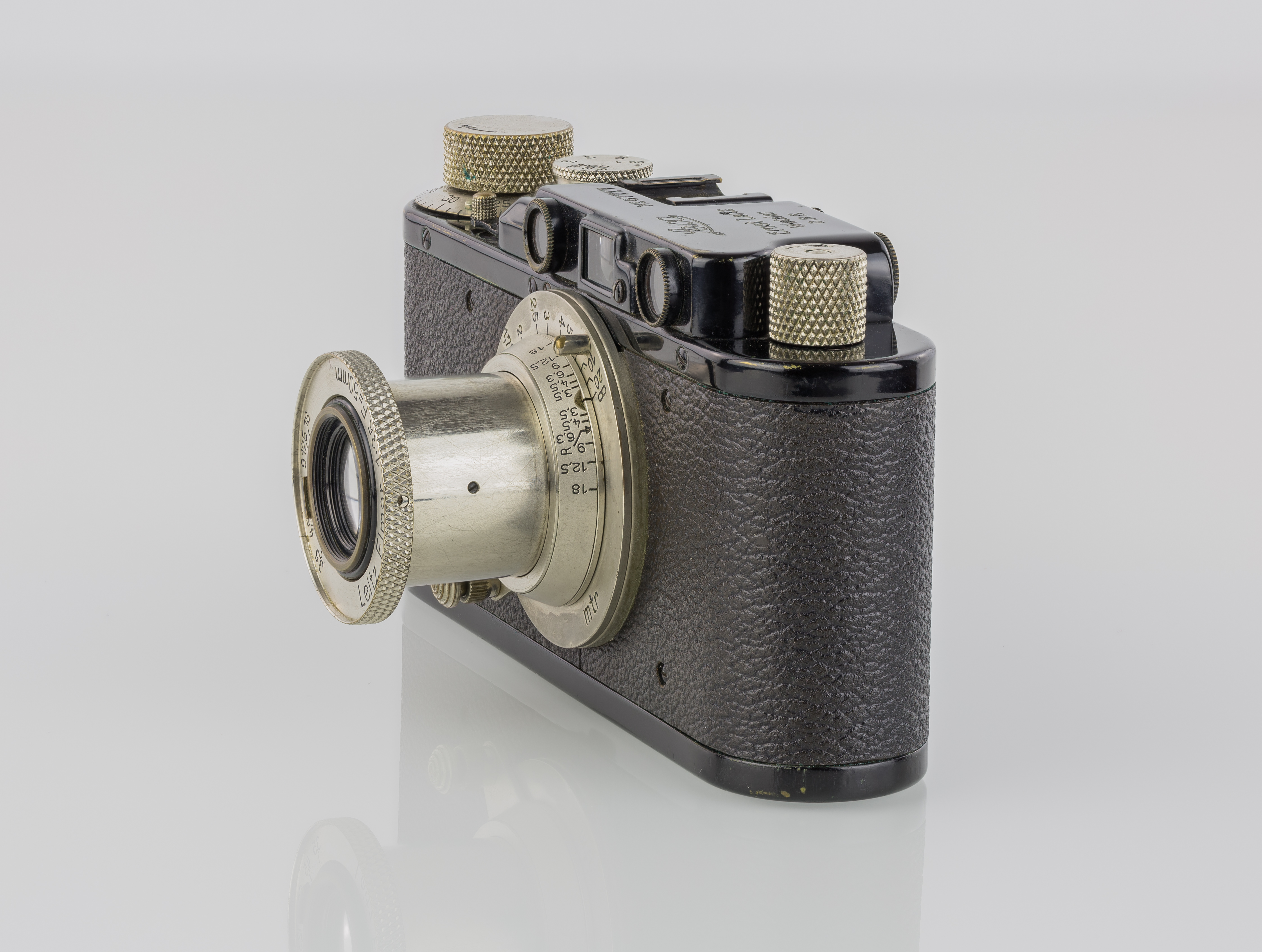 LEI0150 198 Leica II schwarz - Sn. 67777 1931-M39 side view Umbau von Ic-0 extricated lens