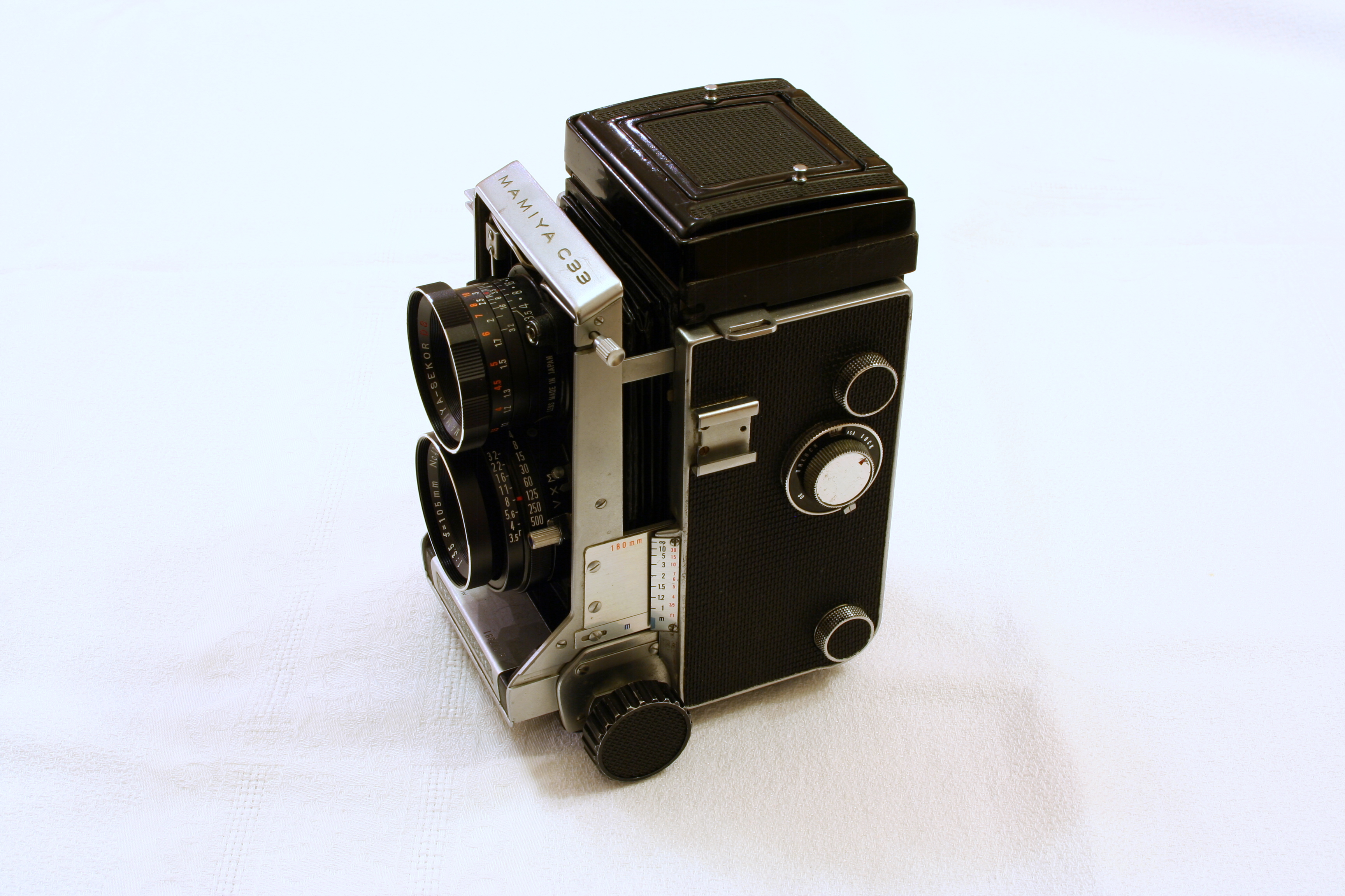 Mamiya C33 Professional - retracted