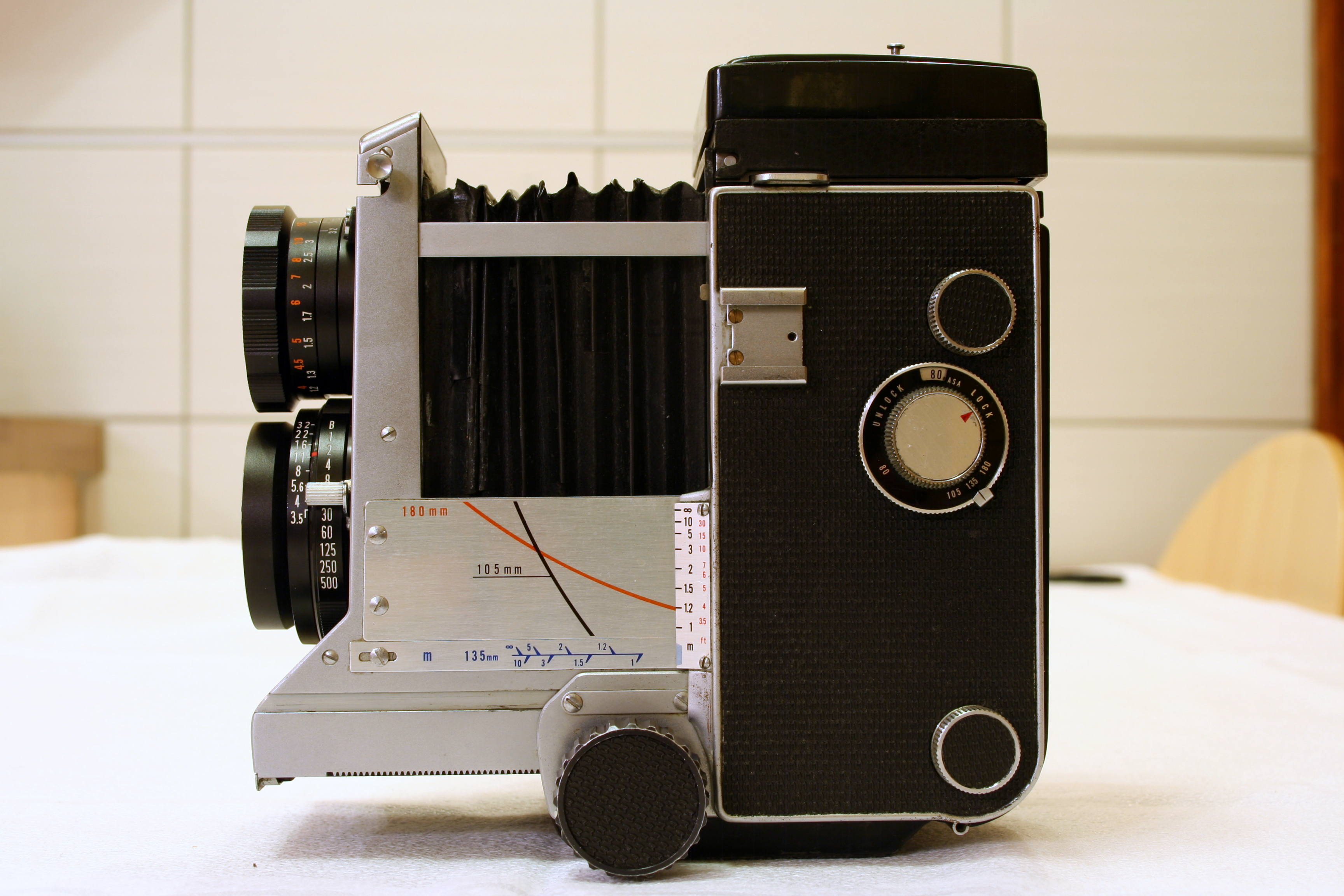 Mamiya C33 Professional - right