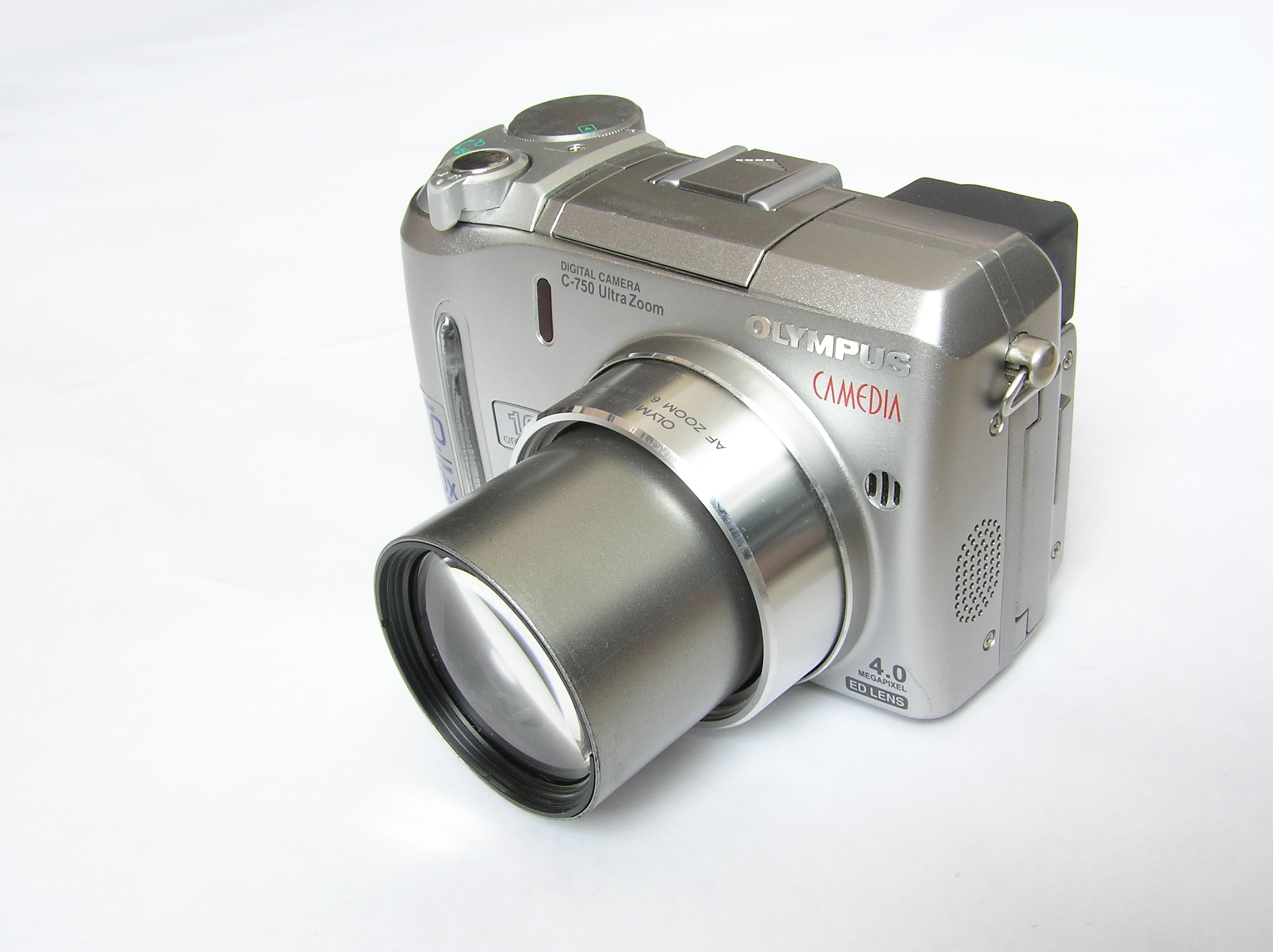 Olympus C-750 front right-1