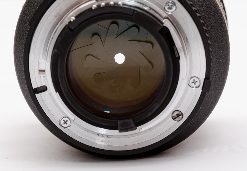 85mm-1.4-AF-D-diaphragm-blades
