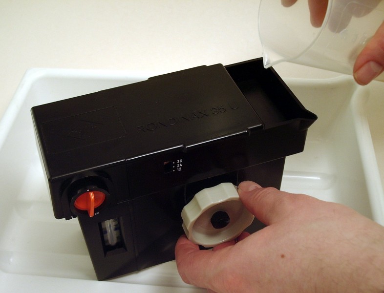 Agfa Rondinax Filmentwickler eingiessen