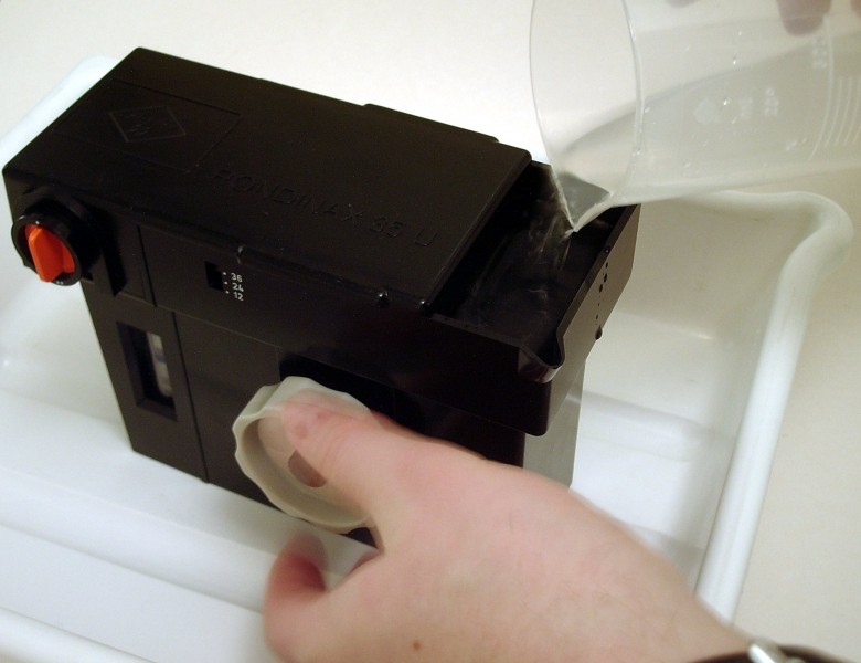 Agfa Rondinax Fixierbad eingiessen