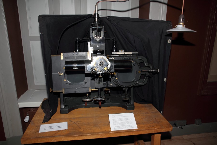 Blink comparator 1