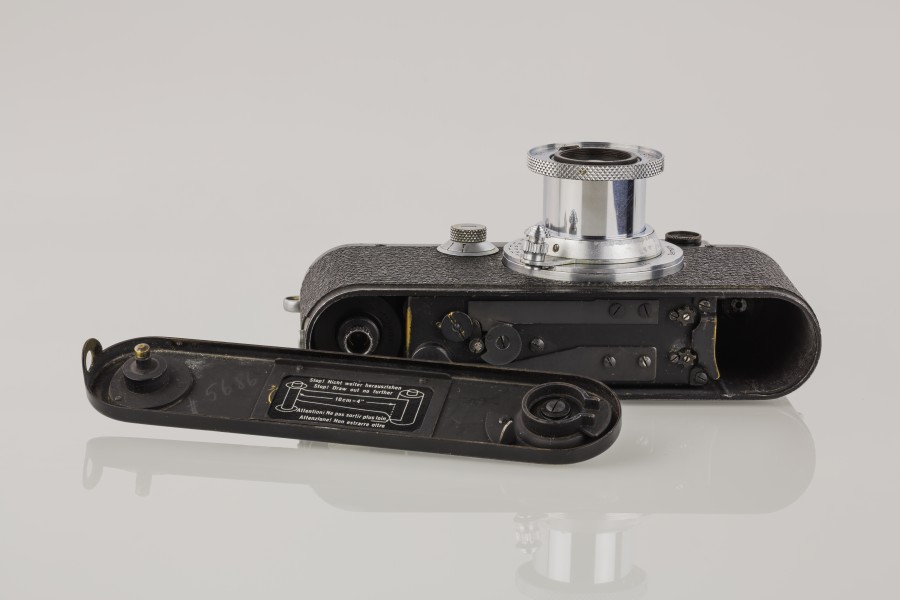 LEI0221 199 Leica III schwarz Umbau von Leica I - Sn. 25629 1930-M39 Bottom view mit Bodenplatte-6459 hf-Bearbeitet