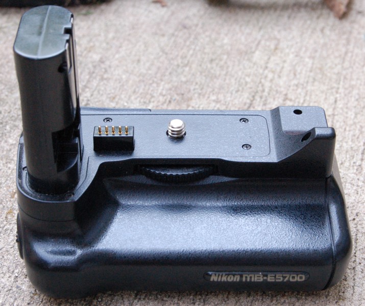 Nikon MB-E5700 6AA Battery Pack 2176px