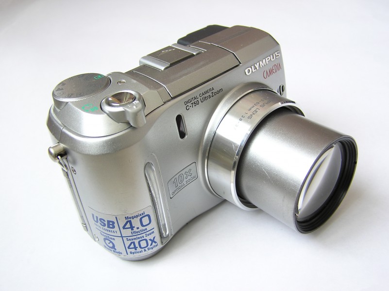 Olympus C-750 front left