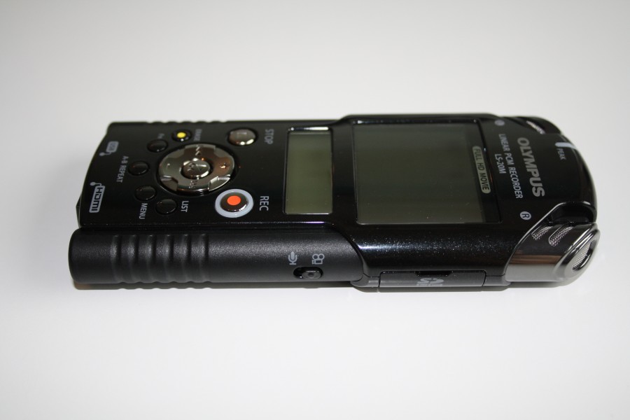 Olympus LS-20M - right side view (2011-07-23 16.25.20 by Dave Kobrehel)