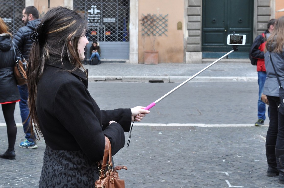 Selfie Stick in Rom (16454073048)