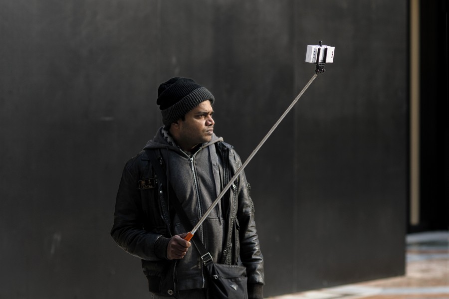 Selfie Stick seller (16235557282)