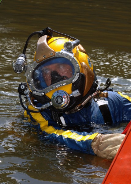 US Navy 070811-N-3093M-005 Chief Navy Diver Scott Maynard attached to Mobile Diving and Salvage Unit (MDSU) 2 from Naval Amphibious Base Little Creek, Va., prepares to leave the surface on a salvage dive in the Mississippi Rive